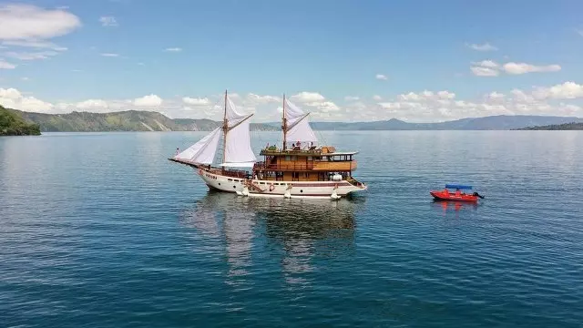 Sailing Phinisi Toba